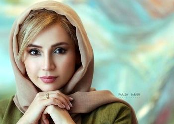 تیپ بچگانه و عروسکی شبنم قلی‌خانی در تئاتر