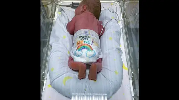 جمله امیدبخش روی پوشک یک نوزاد در ایتالیا + عکس