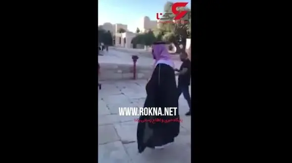 اخراج تحقیرآمیز وبلاگ نویس سعودی از مسجدالاقصی +فیلم