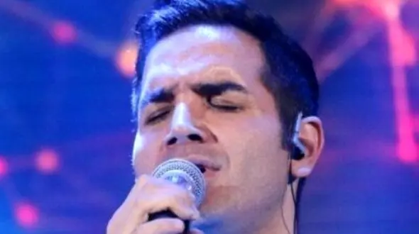 فیلم/ اجرای فوق العاده و باشکوه آهنگ خیال تو از محسن یگانه/چشماتو از من بر ندار من مات تصویر توام....