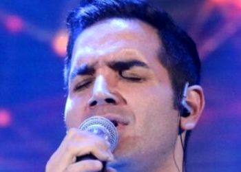 فیلم/ اجرای فوق العاده و باشکوه آهنگ خیال تو از محسن یگانه/چشماتو از من بر ندار من مات تصویر توام....