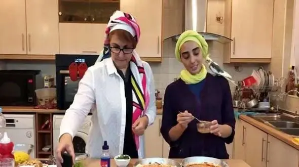 فیلم/ لحظات شاد در خانه فاطمه گودرزی / پخت باقلوای گردویی خوش‌عطر با حضور مادر شوهر و عروس هنرمندش دریا مرادی دشت