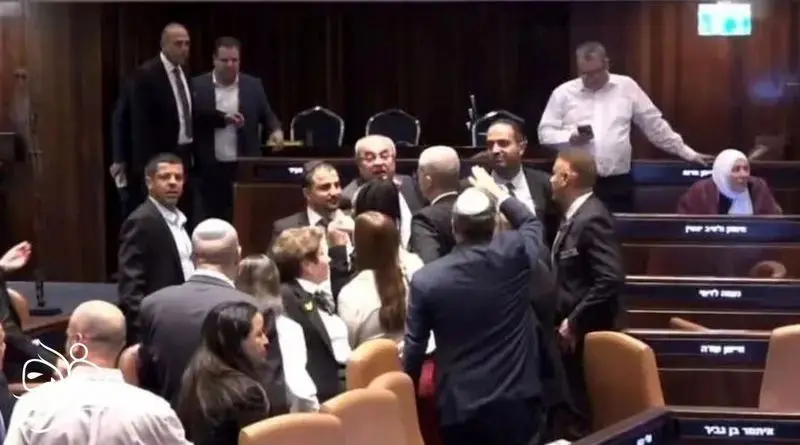 «ایتمار بن گویر»، وزیر امنیت داخلی اسرائیل در مجلس اسرائیل شیرینی پخش کرد.