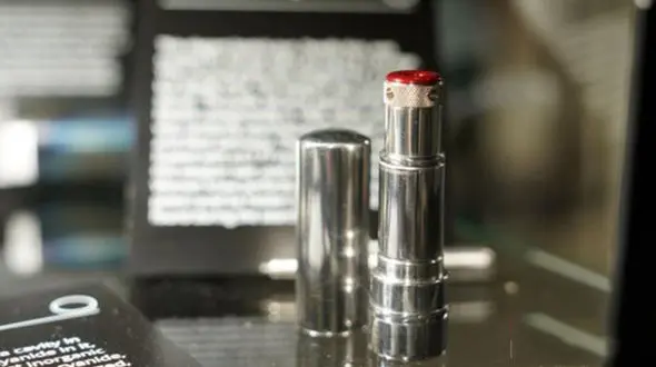 راز رژ لبی به نام بوسه مرگ / یک ابزار جاسوسی که لو رفت + عکس