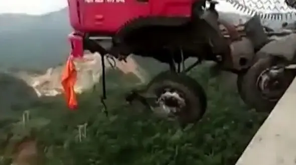 برخورد کامیون با گاردریل و معلق ماندن آن در هوا  + فیلم و عکس