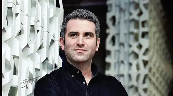 نگاهی به کیک تولد دو طبقه و تیره رنگِ هوتن شکیبا با دیزاین مرواریدهای طوسی رنگ+عکس/ ایشالا تولد 100 سالگیتون حبیب خان سریال لیسانسه‌ها