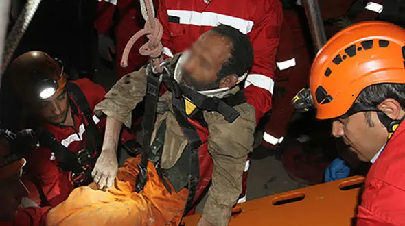  نجات معجزه‌آسای کارگر از چاه ۲۰متری +عکس