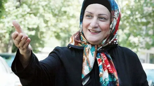 فیلم/ وقتی سلیقه شخصی حرف اول را می‌زند؛ جزئیاتی از خانه مریم امیرجلالی: از مبلمان عنابی رنگ و آینه کنسول مد روز تا دیوارکوبهای مینیمال