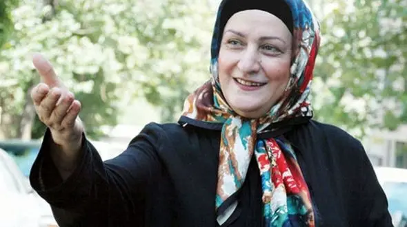 فیلم/ وقتی سلیقه شخصی حرف اول را می‌زند؛ جزئیاتی از خانه مریم امیرجلالی: از مبلمان عنابی رنگ و آینه کنسول مد روز تا دیوارکوبهای مینیمال