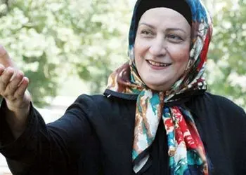 فیلم/ وقتی سلیقه شخصی حرف اول را می‌زند؛ جزئیاتی از خانه مریم امیرجلالی: از مبلمان عنابی رنگ و آینه کنسول مد روز تا دیوارکوبهای مینیمال