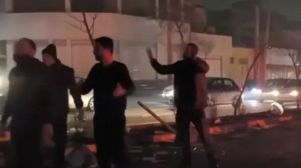 فیلم کامل از ناآرامی های ایران / آتش افروزی ها و تیراندازی های مردان نقابدار در شهرهای مختلف