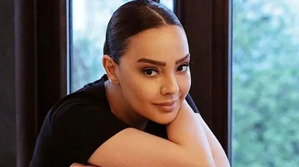 استایل جوان‌پسند اِبرو گوندش در سن 51 سالگی