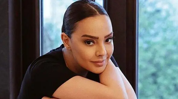 استایل جوان‌پسند اِبرو گوندش در سن 51 سالگی
