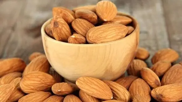 برای محافظت از قلب و معده بادام بخورید