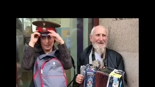 کلیپی جالب از بهناز جعفری در کنار نوازنده خیابانی + فیلم 