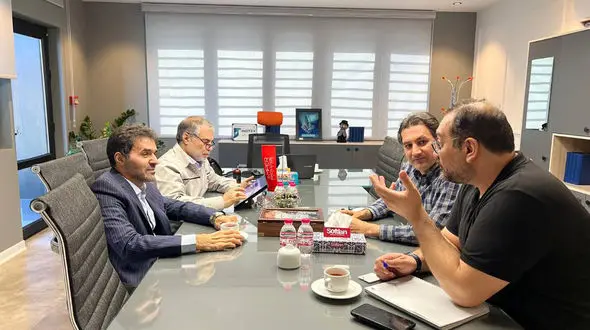 بازدید مدیر عامل هلدینگ توسعه کسب و کار سبا از کارخانه نوآوری و صنایع خلاق آمپر