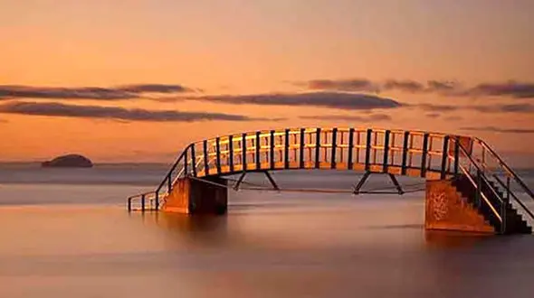 این پل زیبا هیچ کارایی ای ندارد!+عکس
