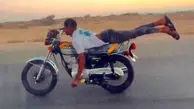 فیلم حرکات نمایشی مرگبار نوجوان موتورسوار / با سرعت 120 کیلومتر در جاده حرکت می کند