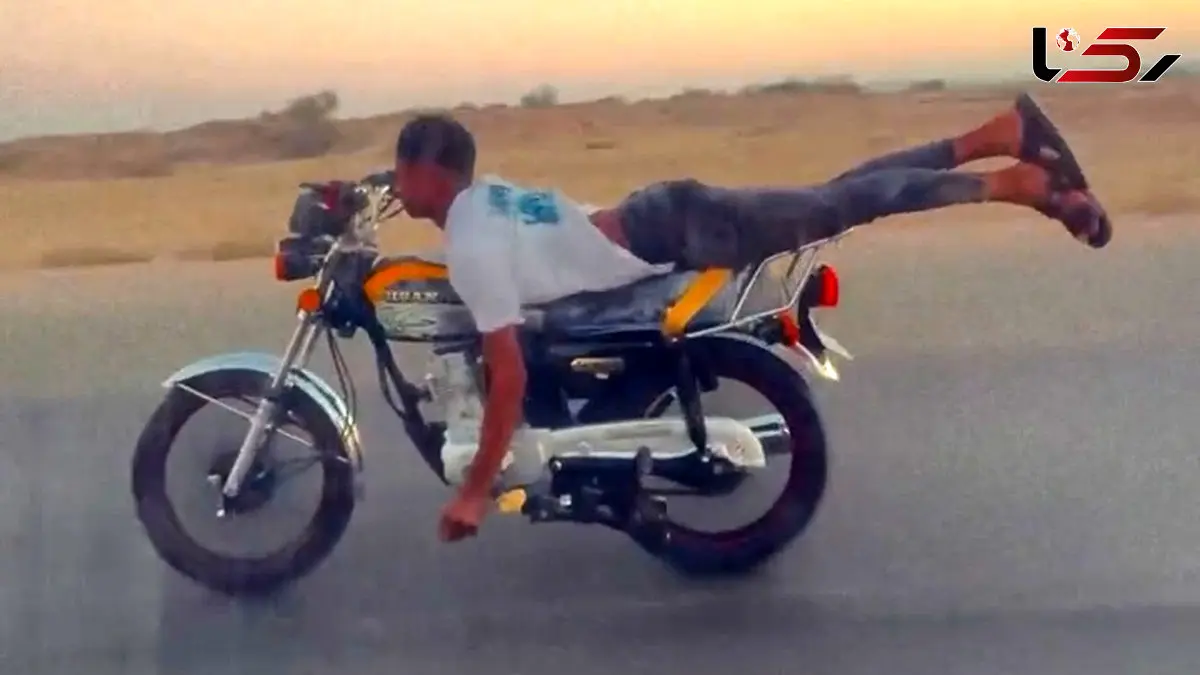 فیلم حرکات نمایشی مرگبار نوجوان موتورسوار / با سرعت 120 کیلومتر در جاده حرکت می کند