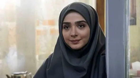 جدیدترین ژست عاشقانه المیرا دهقانی و همسر قدبلند و خوش‌تیپش در مکانی با بافت سنتی و قدیمی/ ظاهر شدن خانوم بازیگر با استایل ساده و بدون آرایش