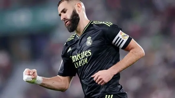 هدیه ویژه ستاره فرانسوی به هوادار 102 ساله رئال مادرید +عکس