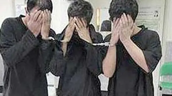 اقدام وحشتناک این 3 مرد با لاشه 2 آهو +عکس