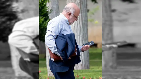 تلفن همراه  20 میلیون تومانی در دست وزیر پرکار + عکس 