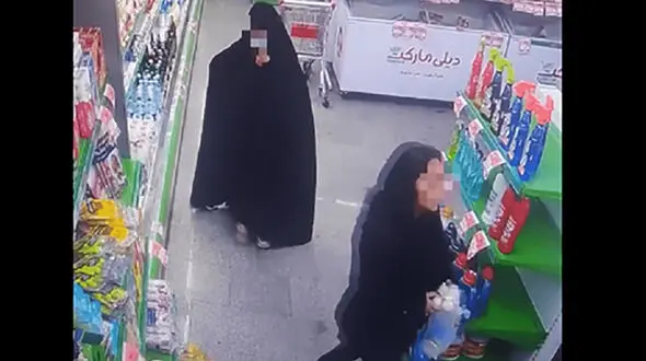 فیلم لحظه سرقت ۲ زن از یک فروشگاه در قائمشهر / آنها را می شناسید ؟!