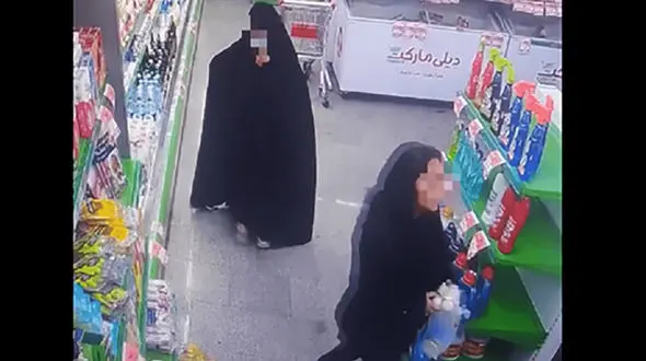 فیلم لحظه سرقت ۲ زن از یک فروشگاه در قائمشهر / آنها را می شناسید ؟!