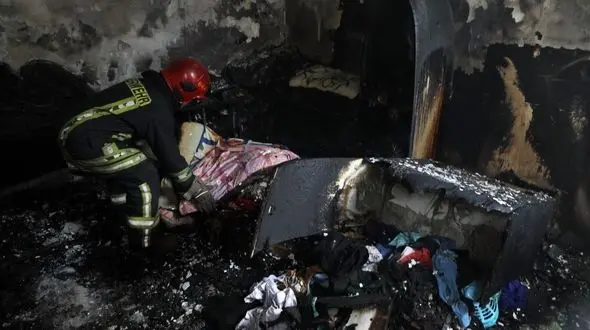 نجات 3 کودک از فاجعه آتش سوزی هولناک یک خانه در مشهد / آتش نشانان به موقع رسیدند