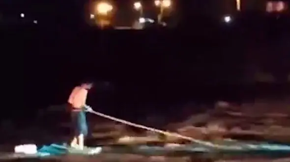 فیلم نفسگیر از نجات پسر جوان از بالای نیسان آبی وسط سیل قلعه‌ گنج 