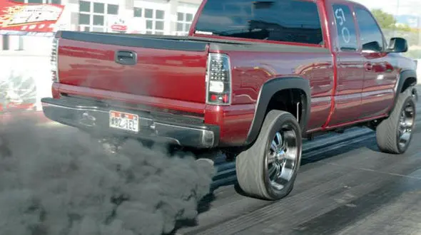 هنرنمایی با لوله اگزوز ماشین +فیلم