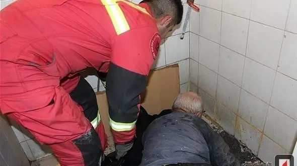 مرد تهرانی در دستشوی یک اداره چه می کرد؟ / گوشی وی این مرد را به این روز انداخت+ تصاویر