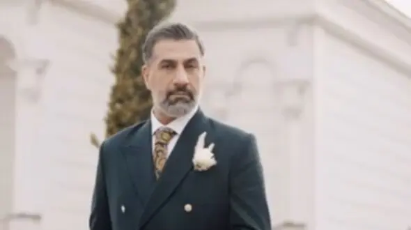 فیلم / نگاهی به چیدمان شاهانه و مجلل تالار عروسی  محمد نادری و همسرش الناز خانوم /  از  کارت عروسی انگلیسی تا گل آرایی اروپایی و عکس مهمانان ویژه، مهران غفوریان و ..