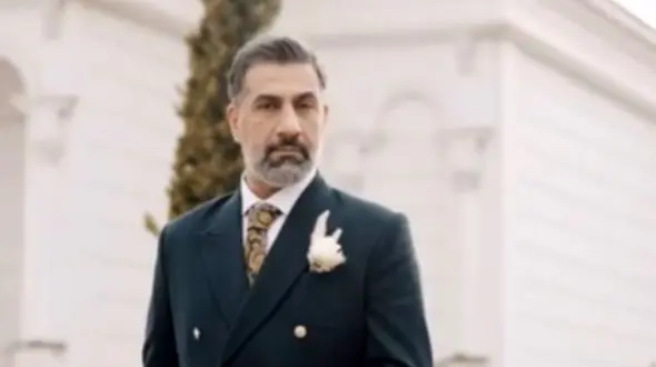 فیلم / نگاهی به چیدمان شاهانه و مجلل تالار عروسی  محمد نادری و همسرش الناز خانوم /  از  کارت عروسی انگلیسی تا گل آرایی اروپایی و عکس مهمانان ویژه، مهران غفوریان و ..