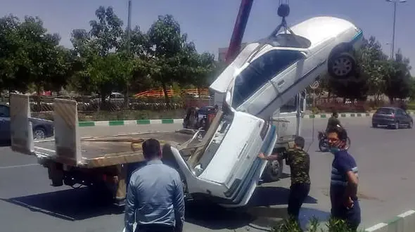 6 عکس از نصف شدن پژو 405 در تصادفی هولناک / مشهد