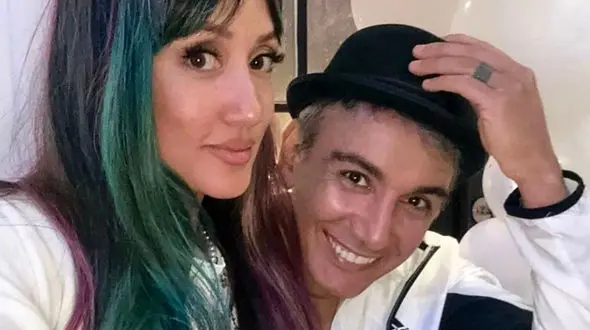 فیلم دمپایی پرتاب کردن زن شادمهر عقیلی به سمت آقای خواننده ! / چقدر همسرش خشمگین شد  !