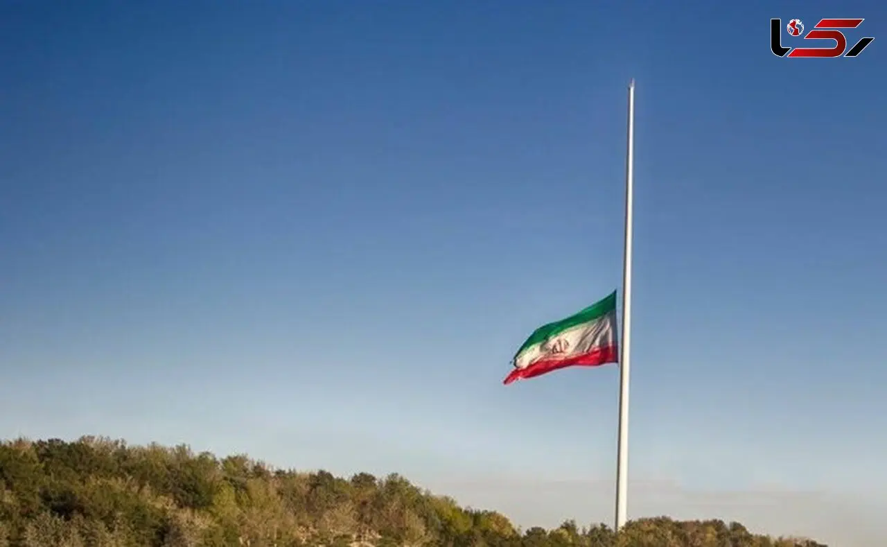 در پی اقدام تروریستی در کرمان؛ بزرگترین پرچم ایران نیمه برافراشته شد