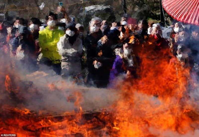 راه رفتن ژاپنی ها روی زغال های گداخته با پای عریان در فستیوال کوه تاکائوسان