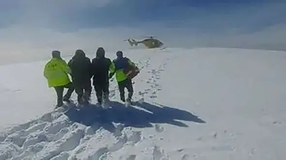 نجات موتور سواران گرفتار در برف منطقه سوته زار توسط اورژانس هوایی دانشگاه علوم پزشکی استان سمنان