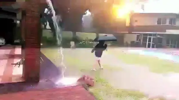 نجات معجزه آسای یک دختر از رعد و برق + فیلم