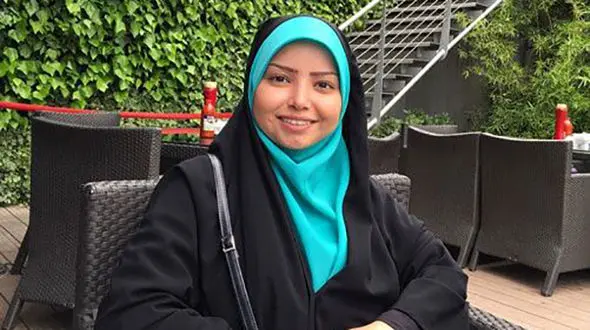 خانم مجری در کنار جهانگرد معاصر ایرانی + عکس