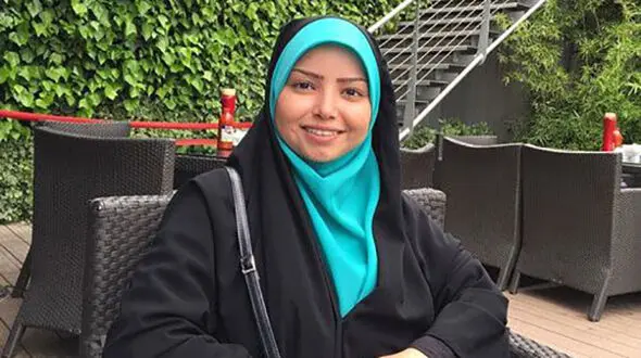خانم مجری در کنار جهانگرد معاصر ایرانی + عکس