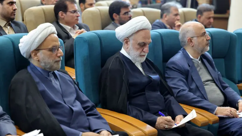 	حجت‌الاسلام والمسلمین محسنی اژه‌ای، در جریان سفر به استان یزد، در جمع کارکنان دستگاه قضایی این استان	