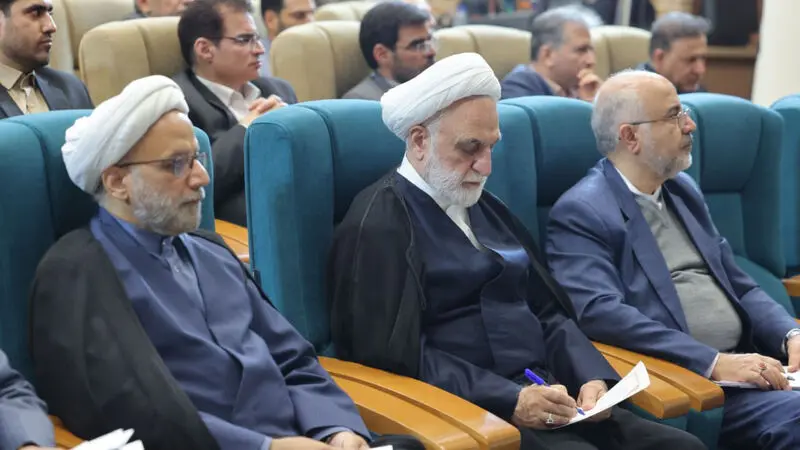 	حجت‌الاسلام والمسلمین محسنی اژه‌ای، در جریان سفر به استان یزد، در جمع کارکنان دستگاه قضایی این استان	