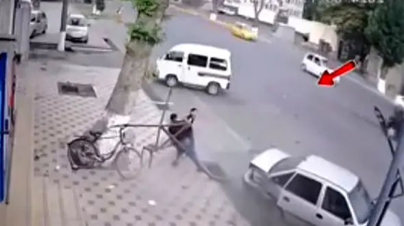 فیلم تصادف وحشتناک در خیابان / این مرد خوش شانس را ببینید !