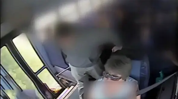 فیلم وحشتناک از گیر کردن دانش‌آموز بین در اتوبوس و کشیده شدن روی زمین / شوکه می شوید