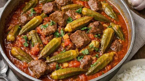 طرز تهیه مرقه بامیا عراقی؛ این مدل بامیه با رب انار فوق‌ العاده خوشمزه است
