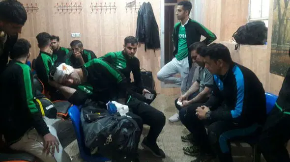 چاقوکشی به روی دروازه بان در زمین فوتبال / در خرم آباد رخ داد