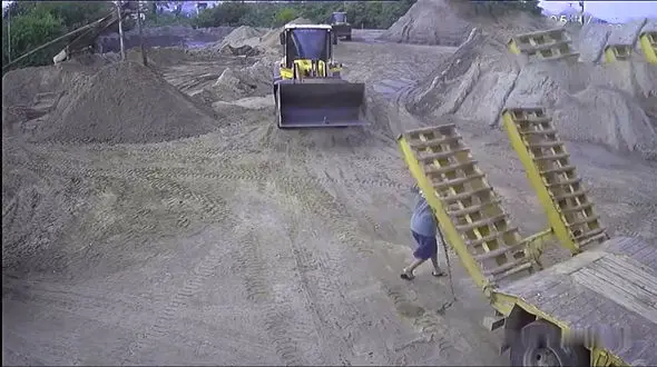 ببینید / لحظه دلخراش سقوط پل بارگیری کامیون روی سر راننده / فیلم دلخراش